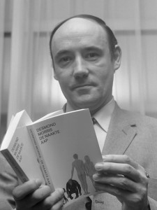 Desmond Morris (Amerikaan) met zijn boek "De Naakte Aap in Amsterdam *5 november 1969